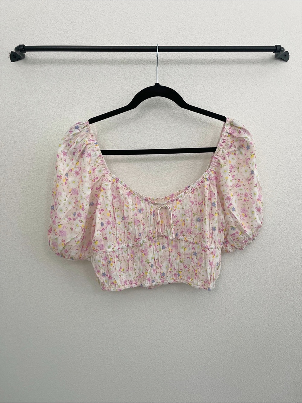 NWT 🏷️ Elodie by Anthropologie Floral Puff-Sleeve Crop Top in Light Pink - Picture 2 of 6